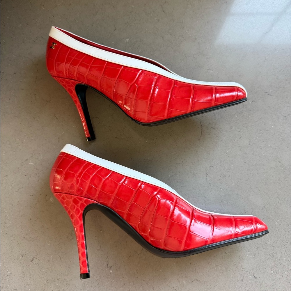 BNWT Chanel 26S Croc Embossed Patent Coral White Leather Pumps Shoes Size 37.5 - Picture 6 of 12